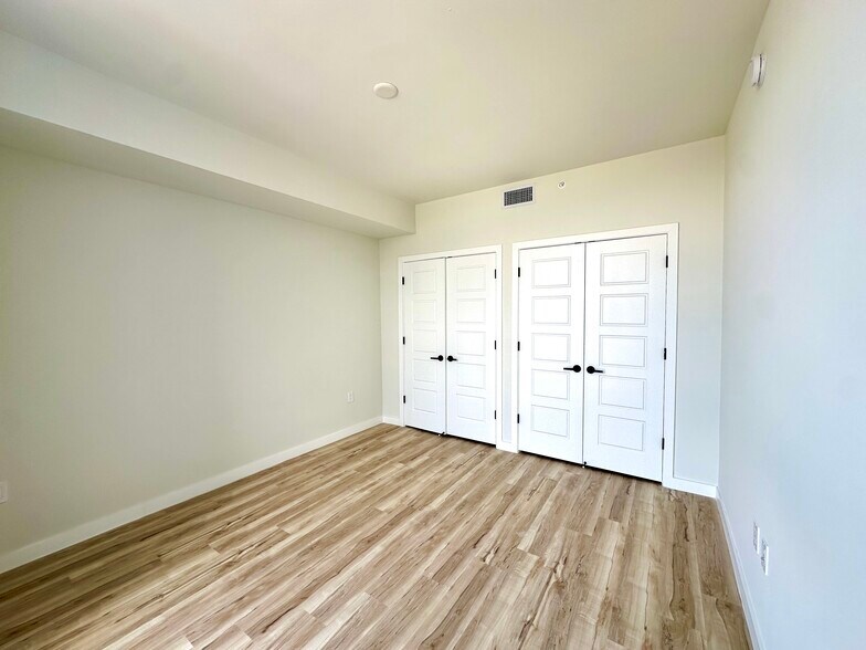 Building Photo - 512 SW 4th Ave