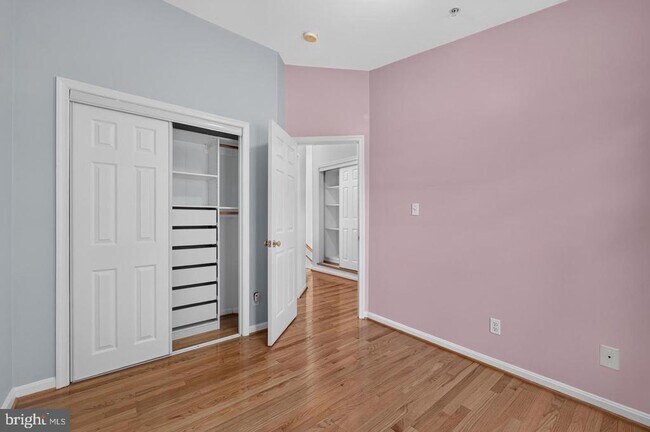 Building Photo - 122 Sanborn Pl