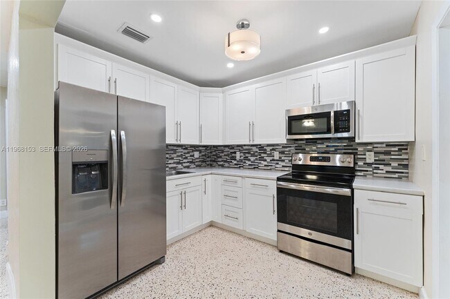 Building Photo - 6820 SW 77th Terrace