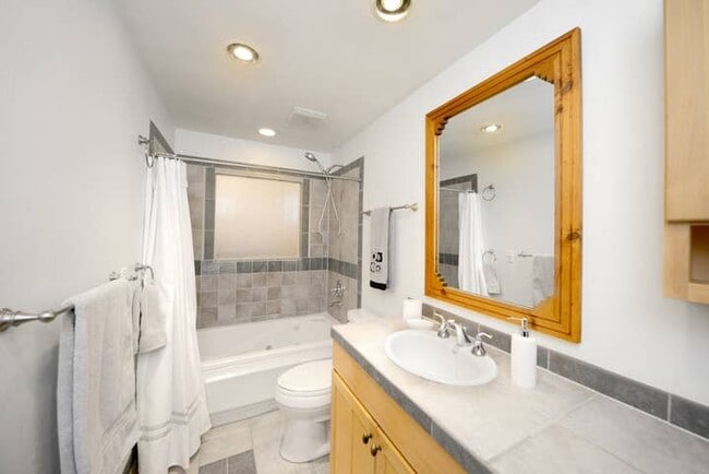 Building Photo - 4680 Talbot Dr
