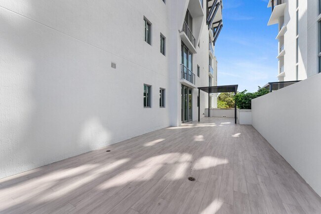Building Photo - 485 E Royal Palm Rd