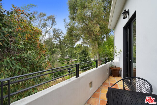 Building Photo - 2065 Watsonia Terrace