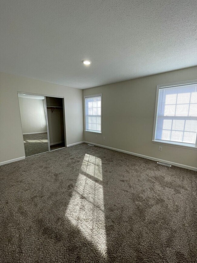 Building Photo - 4 bed 2.5 bath home in quiet Seven Oaks Subdivision