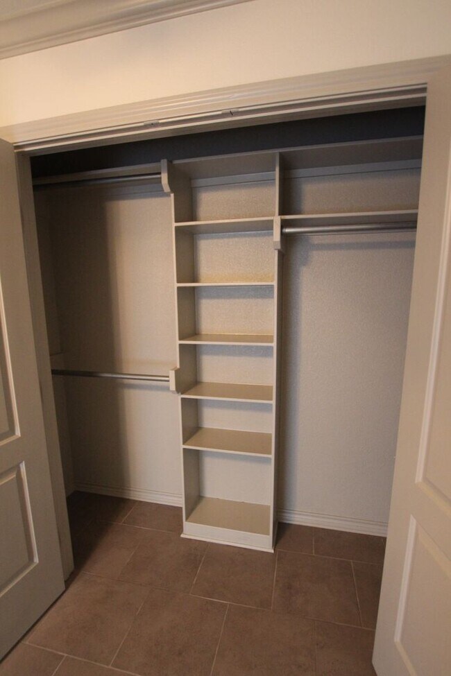 Building Photo - Beautiful 3 Bedroom 2 Bathroom Townhouse in South Tyler!