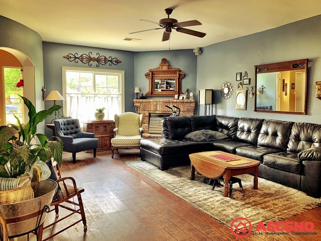 Building Photo - Captivating Home in Olive Dr Area!