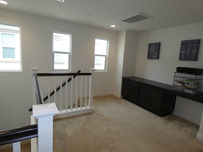 Building Photo - Fabulous Newer Home in Gated Santa Maria Community