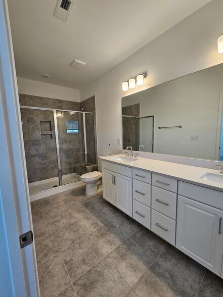 Master Bathroom - 3021 Rexton Ln