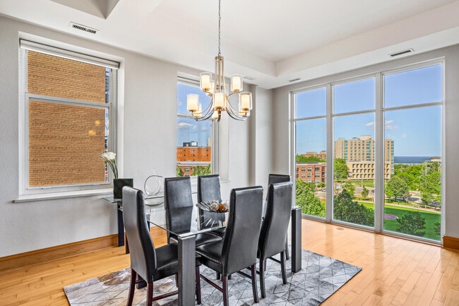 Building Photo - 1313 N Franklin Pl