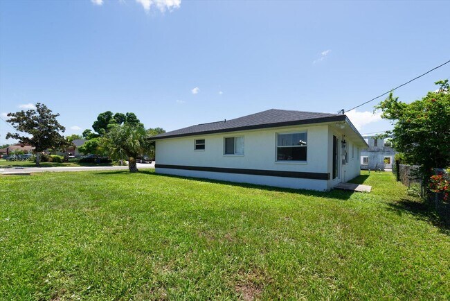 Building Photo - 1611 3rd Ave W