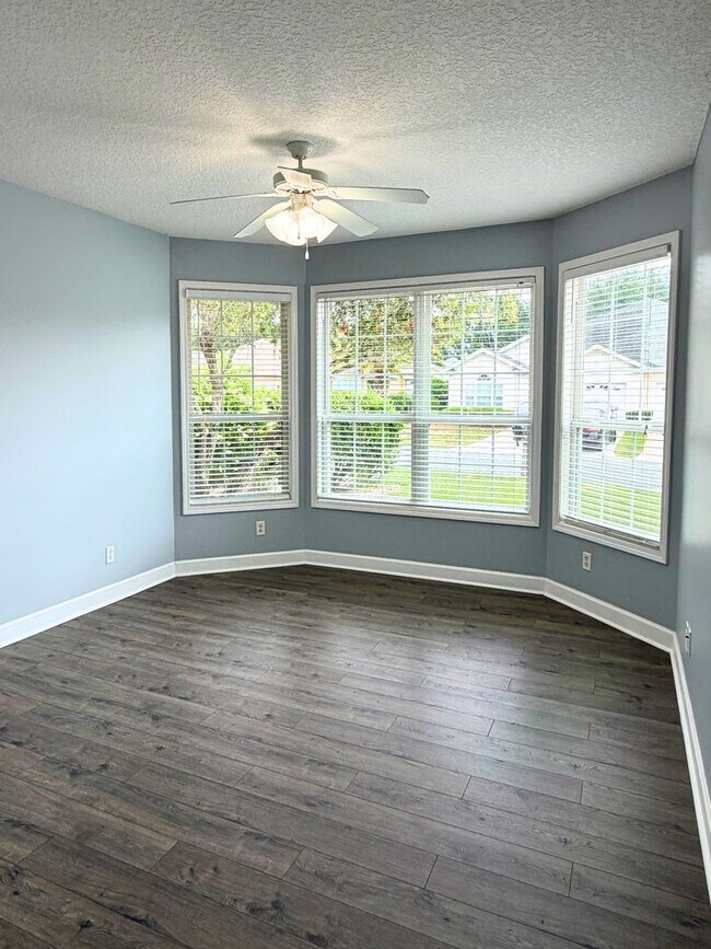 Building Photo - 3/2 fenced in yard, landscaping included !