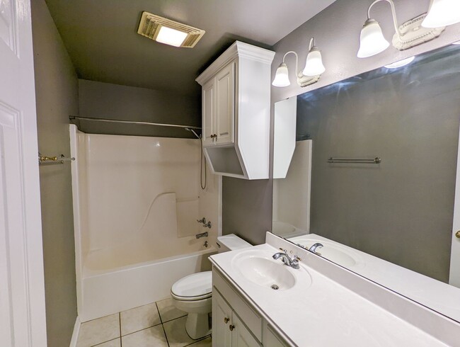 Building Photo - Beautifully Updated Home in North Bossier ...