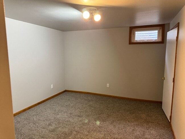 Building Photo - 5 Bedroom ,3 bathroom Single Family Unit
