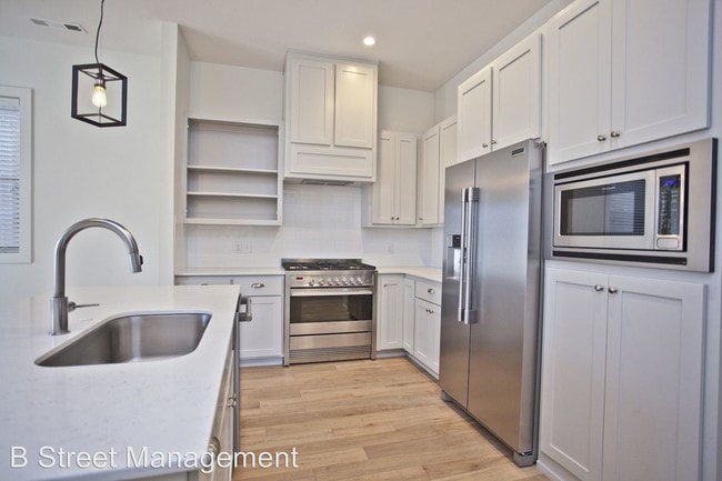 Building Photo - 4 br, 3.5 bath House - 329 SW D Street