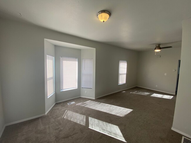 Building Photo - Adorable yet Modern 2 Bedroom - 1 Bath Sin...