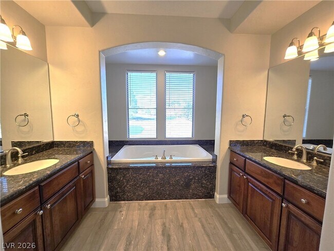 Building Photo - 927 Via Canale Dr