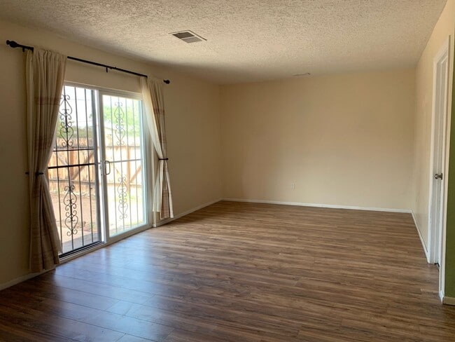 Building Photo - Lovely 2 Bedroom, 2 Bath Home Near Old Town! Available Now!