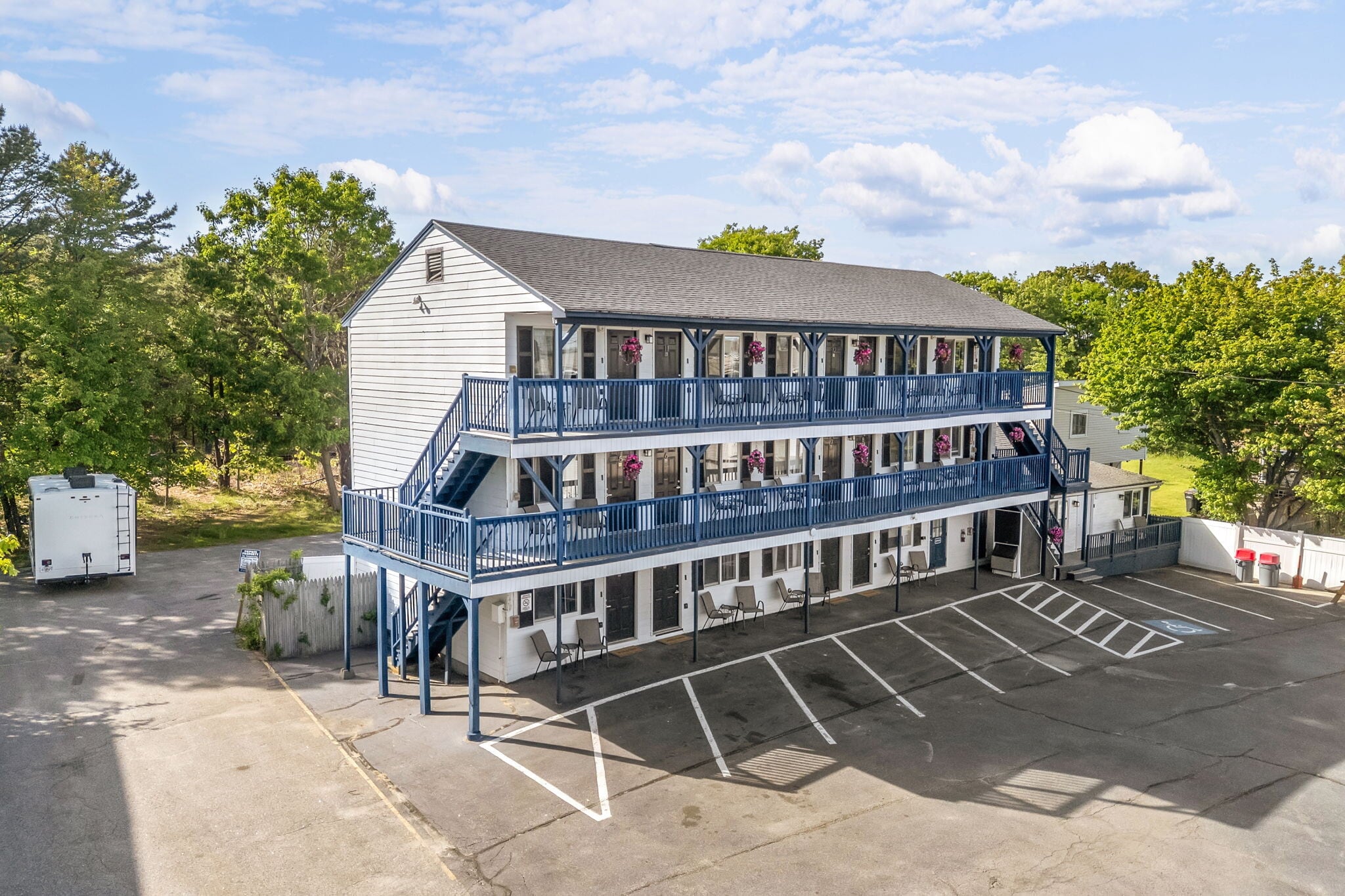 Building Photo - 174 E Grand Ave