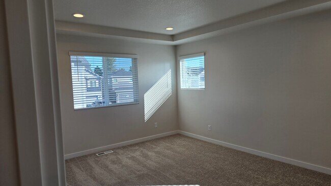 Building Photo - Amazing 3 bedroom home