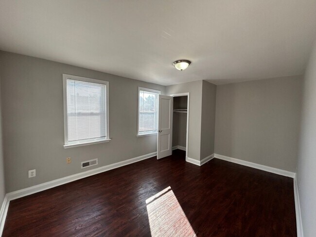 Building Photo - 3 Bedrooms and 1.5 baths Available!