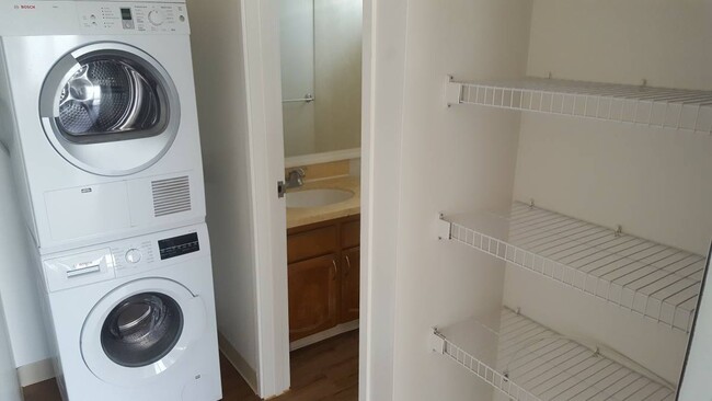 Building Photo - Upgraded 2 Bedroom / 1 Bath at the Iolani ...