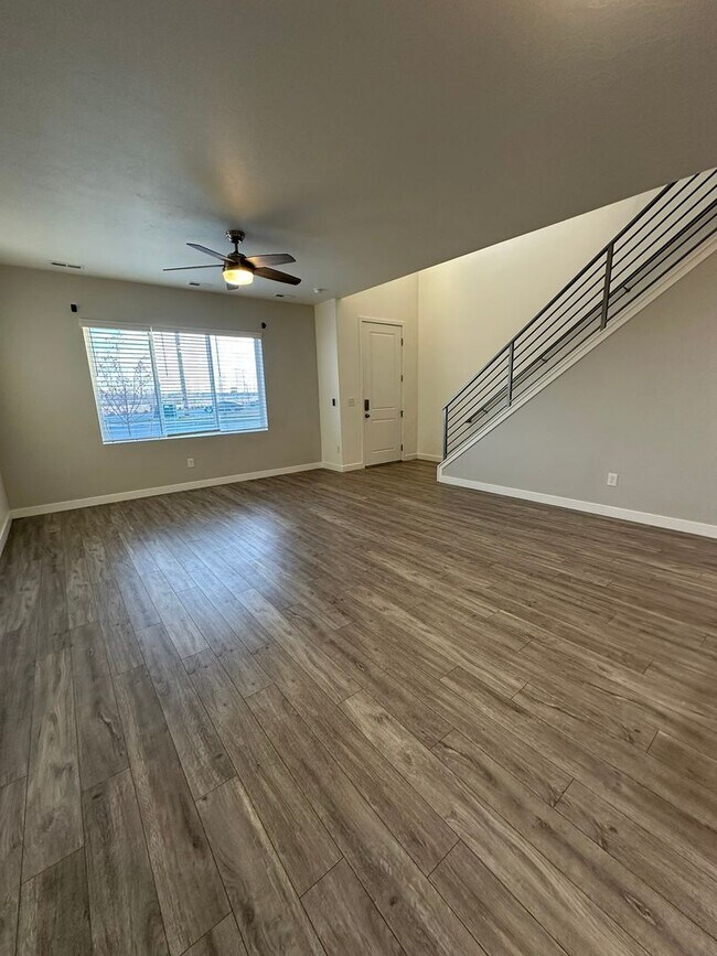 Building Photo - $800 Amazon Gift Card + 2 Weeks Rent Free! Beautiful 3 Bed 2.5 Bath Townhome in West Haven