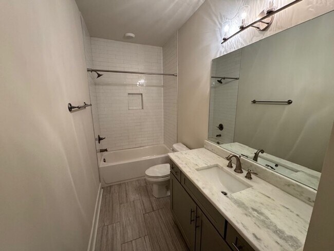 Building Photo - Coming Soon! Nice townhome in convenient East Nashville location!