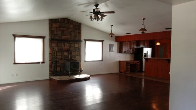 Building Photo - Amazing Country property!