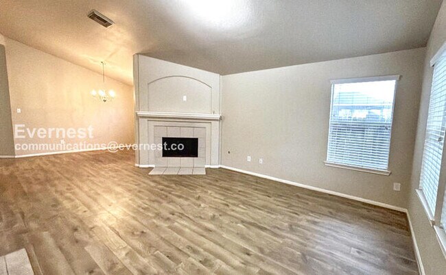 Building Photo - 3 Bed, 2 Bath Home with Fenced Yard & Garage / Pet-Friendly / Available Now!