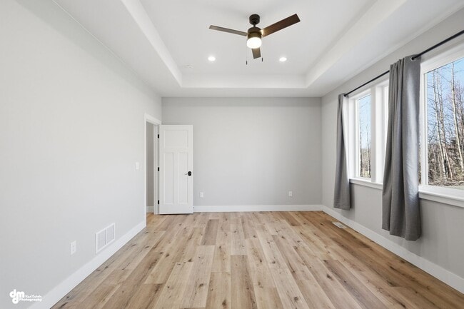 Building Photo - 4 Bedroom | 2.5 Bathroom | 2 Car Garage - Convenient Location!