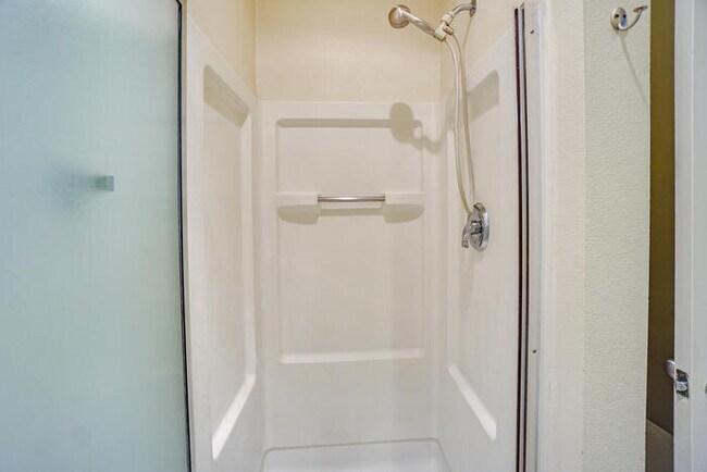 Building Photo - BEAUTIFUL CONDO ON THE COLUMBIA RIVER