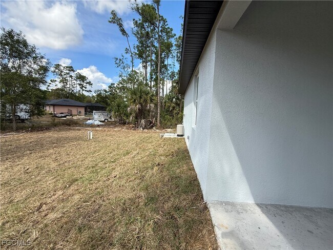 Building Photo - 106 Moore Ave