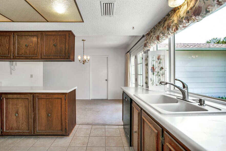 Building Photo - 1312 E Spring Valley Rd