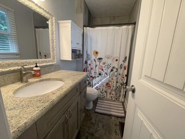 Building Photo - Beautifully Updated 3 Bed Home with Bonus ...