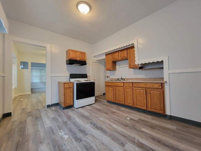 Building Photo - 3302 E 105th St