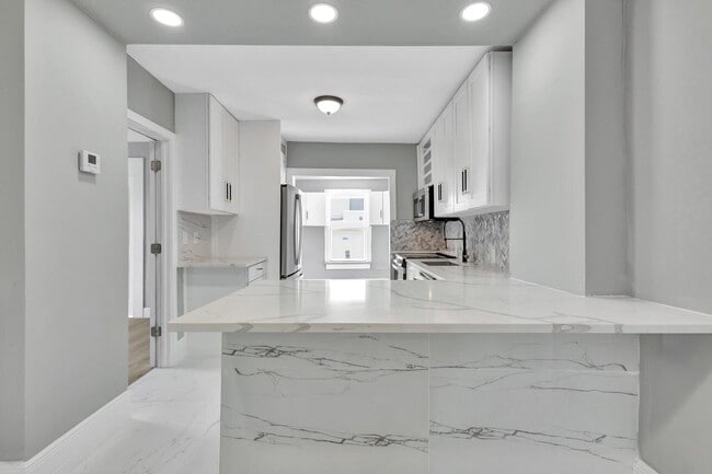 Building Photo - 448 Roseland Dr