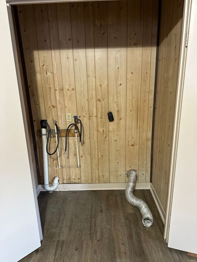 Building Photo - Available May 1st! 3-Bed, 1-Bath Home in Central Springdale!