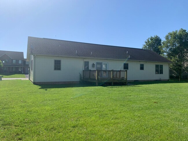 Building Photo - Lovely single family, brick rancher home with 3 beds/2.5 baths!!