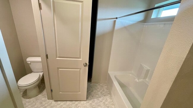 Building Photo - $2,199.00 / Large 4 bed 2 bath / 3 car gar...
