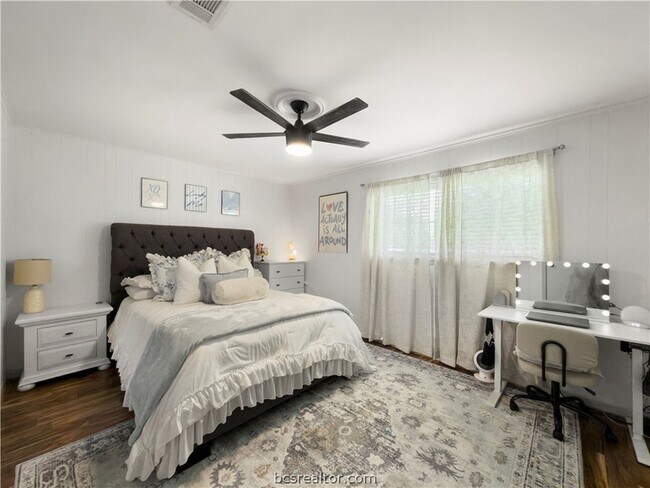 Building Photo - 2525 Willow Bend Dr
