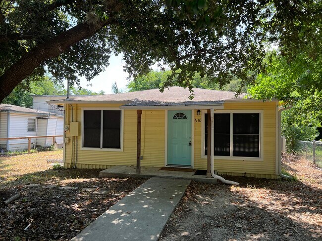 Front - 610 Williams St