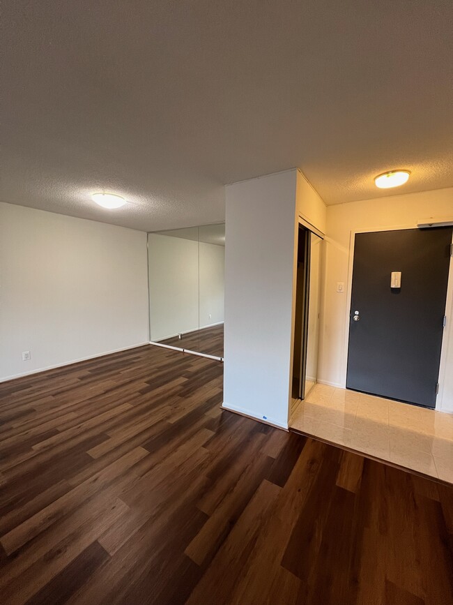 Dining area and entrance - 203 Yoakum Pky