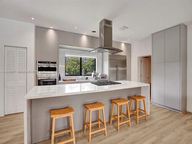 Building Photo - 5705 SW 60th Ave