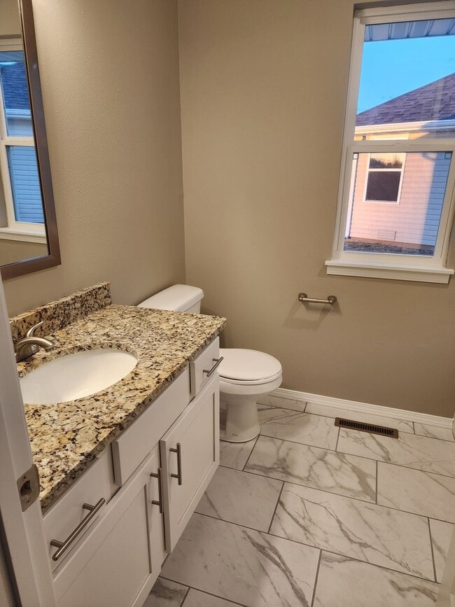 Building Photo - New 3 Bedroom, 2 Bath, 3 Car Garage in Ozark
