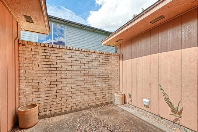 Building Photo - 2102 Creekshire Dr