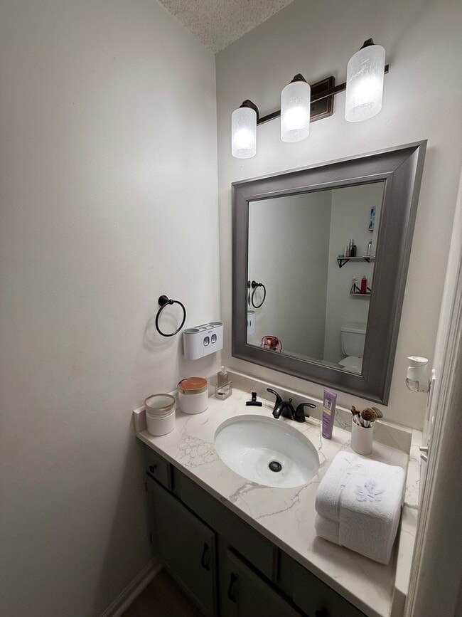 Building Photo - Updated 2 Bed, 2.5 Bath Apple Valley Townh...