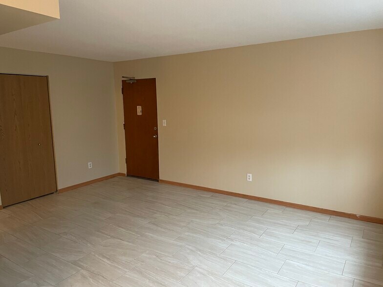 Living Room - 5747 Glenwood Ave