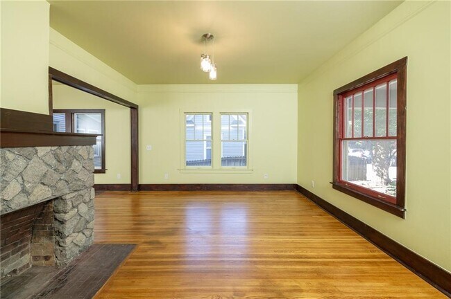 Building Photo - 312 S Willow Ave