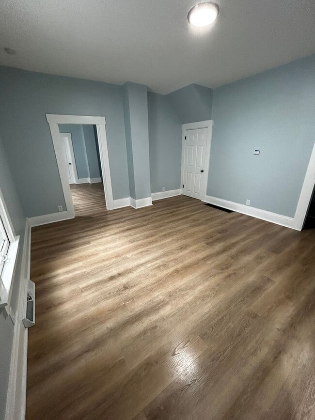 Building Photo - CUTE 2 BEDROOM HOUSE WITH LARGE BACKYARD IN HAMILTON!