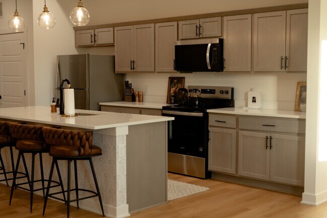 Building Photo - 1204 SW Franklin Dr