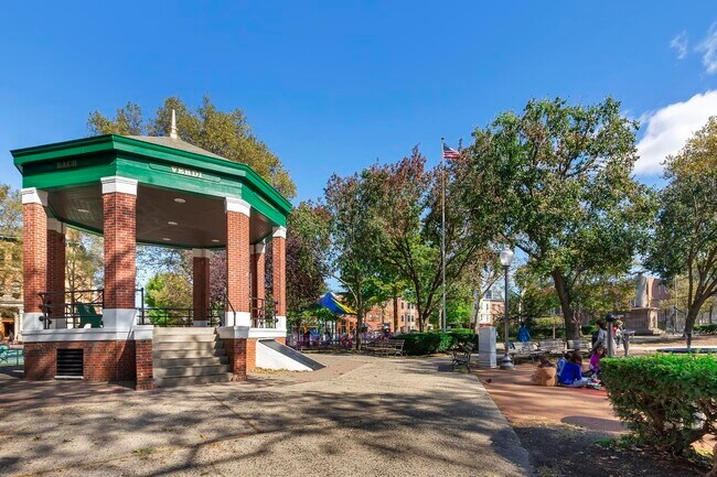 Building Photo - 405 4th St